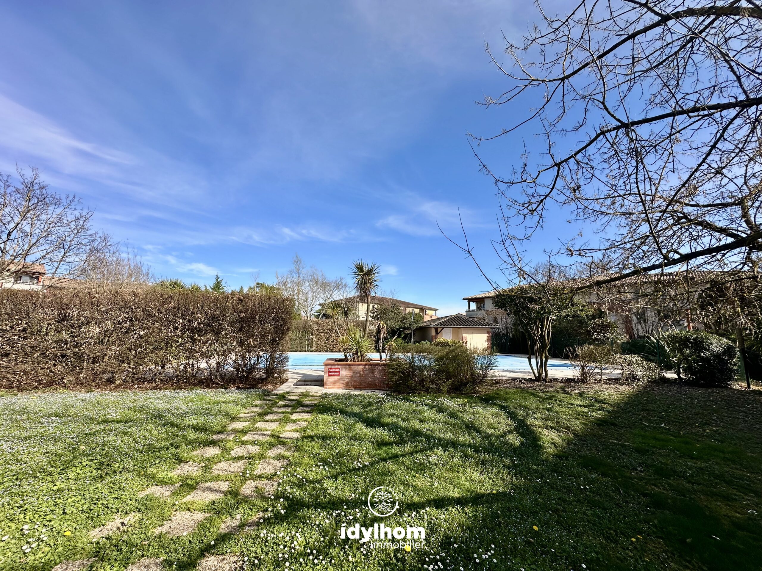 GOLD : Appartement T2 meublé de 43 m2 avec 2 places de parking et piscine, à Castelginest