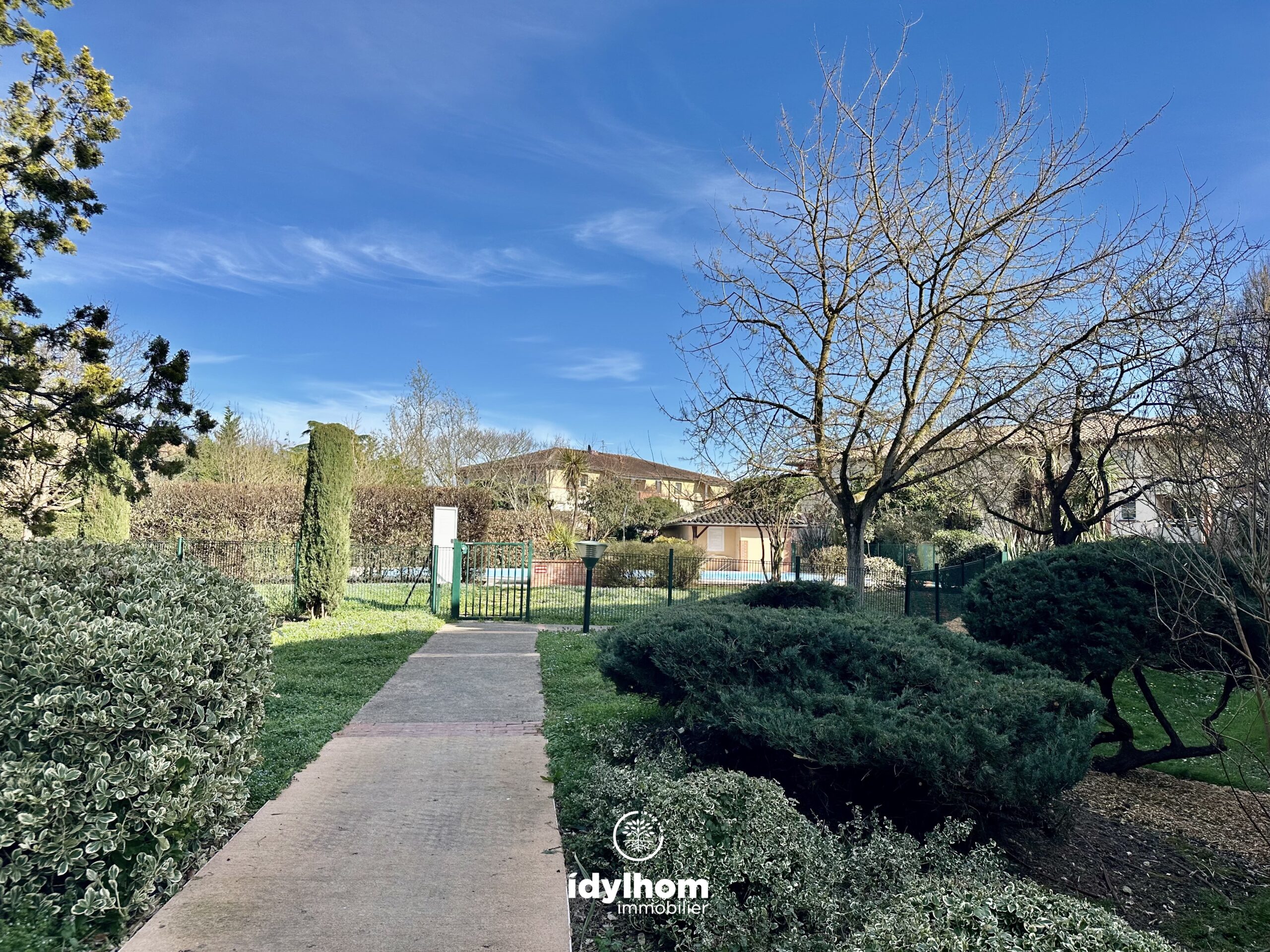 GOLD : Appartement T2 meublé de 43 m2 avec 2 places de parking et piscine, à Castelginest
