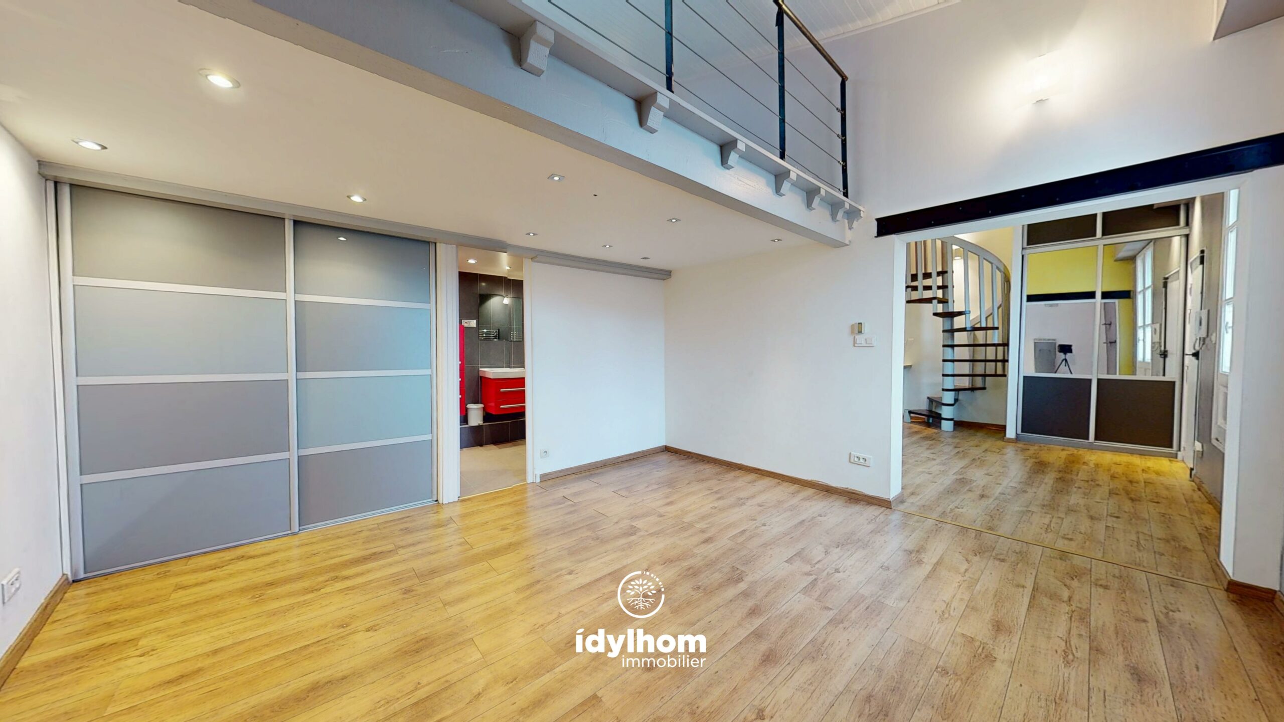 CARLES – Duplex T2 Bis en dernier étage au cœur de Saint-Cyprien