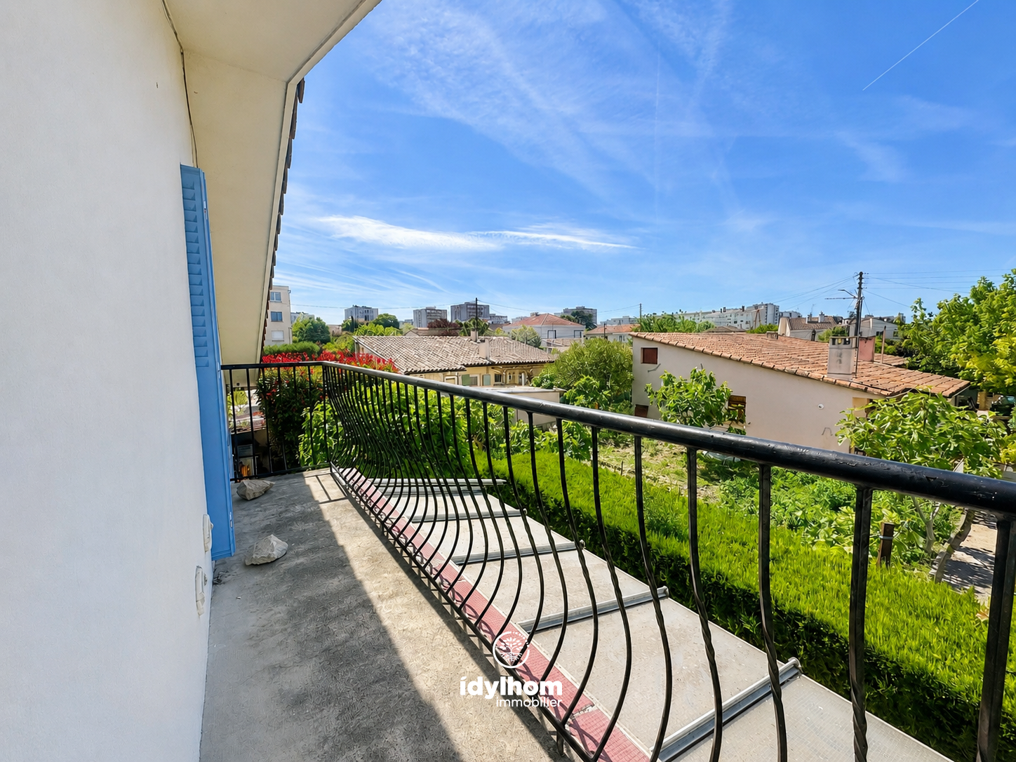 AZUL – Maison T6 de 102 m2 avec jardin, véranda, garage, piscine et accès indépendant