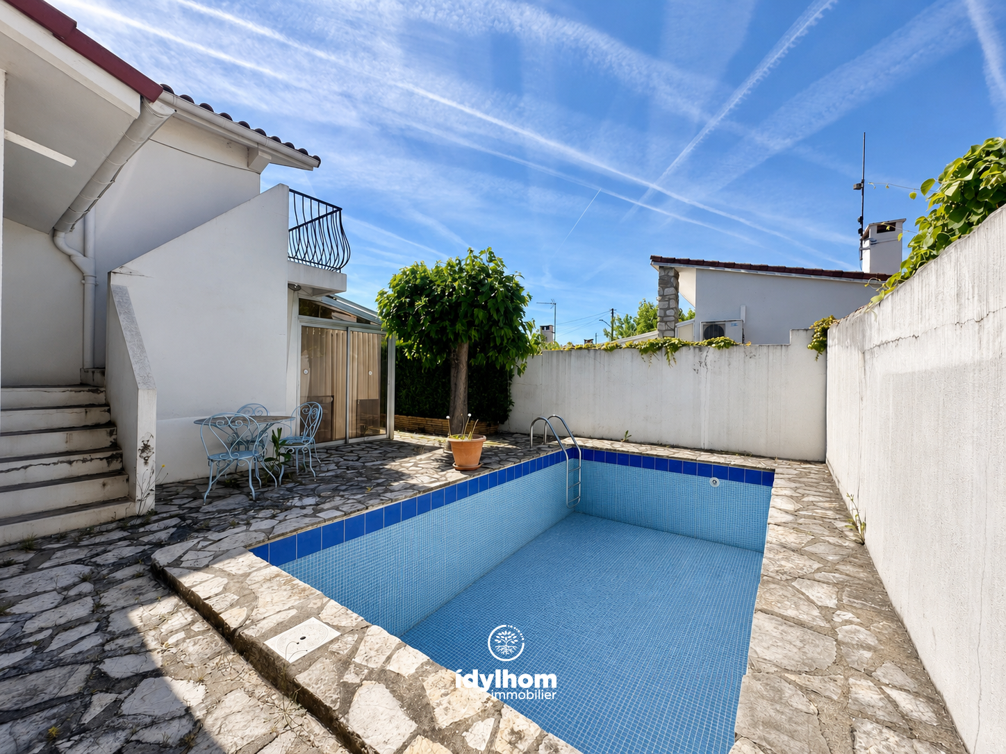 AZUL – Maison T6 de 102 m2 avec jardin, véranda, garage, piscine et accès indépendant